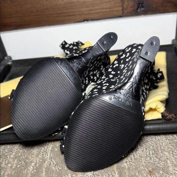 Louis Vuitton 2011 Marc Jacobs Era Heart Print Bow Wedge Sandals - Picture 11 of 11